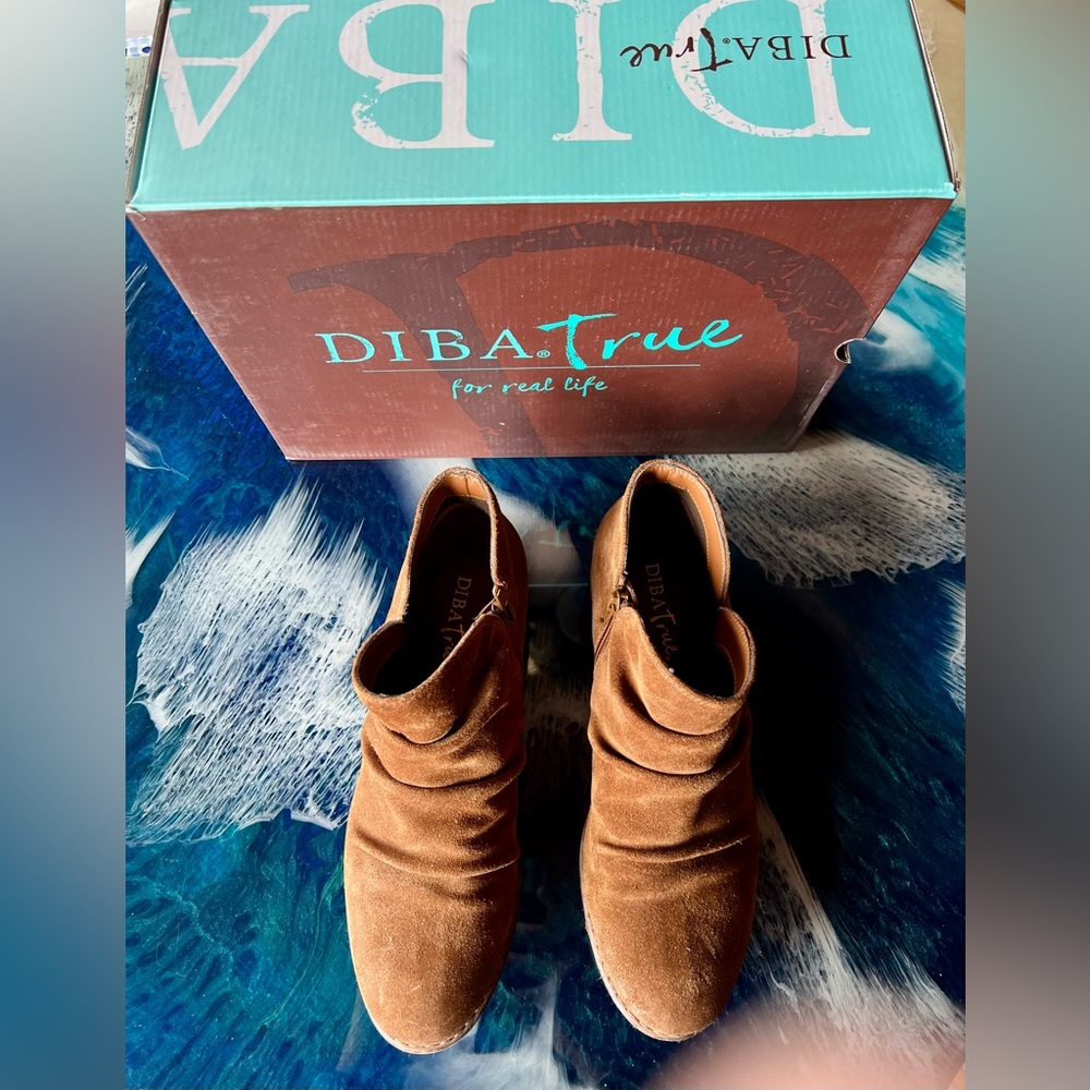 OFFER- NEW WITH BOX Women’s DIBA TRUE “Rose Mera” Tan-Suede zip booties Size 8
